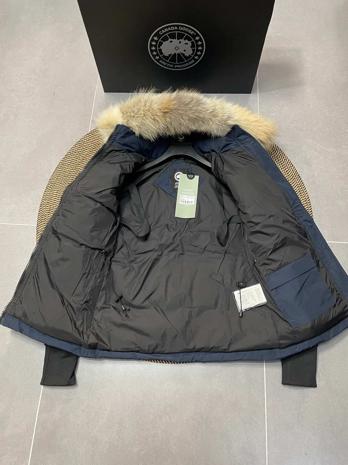 P880 Navy Blue Canadian CANADA GOOES 04 Style/Women's Style. Canada Goose is the Rolls-Royce of down jackets. Both Arctic and Antarctic scientific expedition teams and others choose Canada Goose as their cold-proof equipment.  ➖ Industry-leading anti-counterfeiting chip sensing.  ➖ Imported Behringer embroidery machines and customized embroidery labels, the highest level and industry leading.  ➖ Imported Korean 21-count polyester-cotton blended original fabric, TC85 waterproof coated fabric, water-repellent, windproof and wear-resistant.  ➖ The new national standard 80 white duck down is filled with an average of 520 grams of down. The amount of down filled is industry-leading.  ➖ 100% nylon lining with double double-layer sealing design to prevent velvet running, and seamless thread design on the cuffs!  ➖ Western Canadian Green Wolf Collar.  ➖ Yoshida YKK provides original factory-customized electroplated sliders. YKK two-way lockable zippers are tight and smooth and do not peel off paint.  ➖ 3M composite Velcro is durable and the accessories and hardware are all custom-made. Only for the purest goose, the most dedicated, the most professional, the highest quality, the highest cost performance!    SIZE:XS-XXL